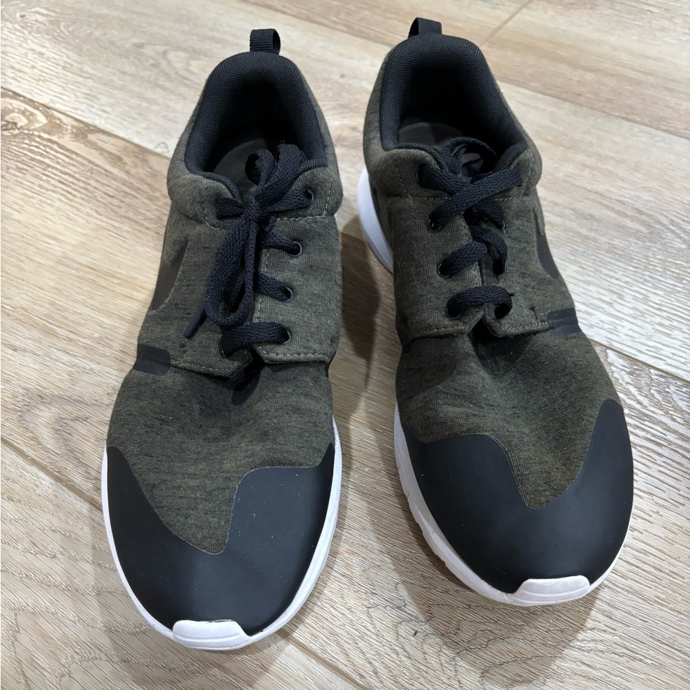 Nike Roshe One NM TP“Tech PackPremium Fleece Sneakers (Size[10.5M]
 RarelyWorn)